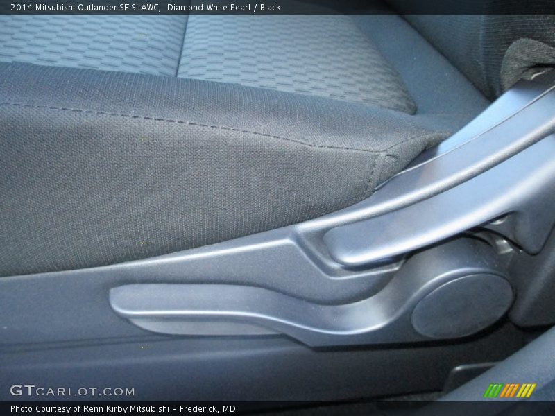 Diamond White Pearl / Black 2014 Mitsubishi Outlander SE S-AWC