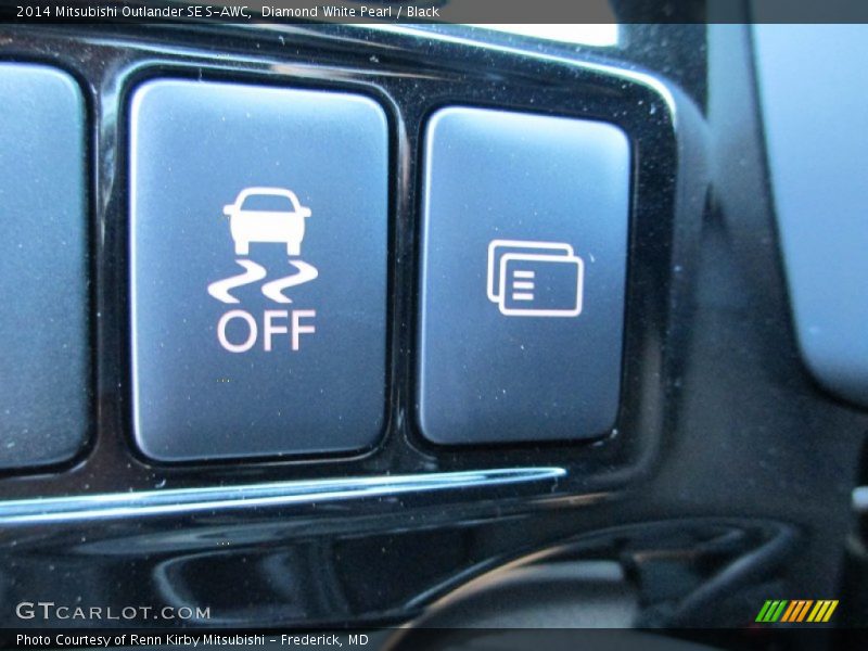 Diamond White Pearl / Black 2014 Mitsubishi Outlander SE S-AWC