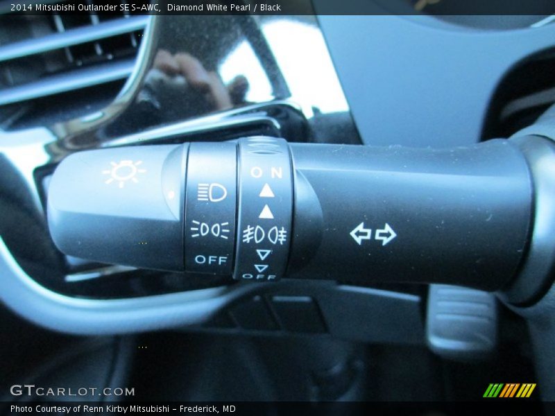 Diamond White Pearl / Black 2014 Mitsubishi Outlander SE S-AWC