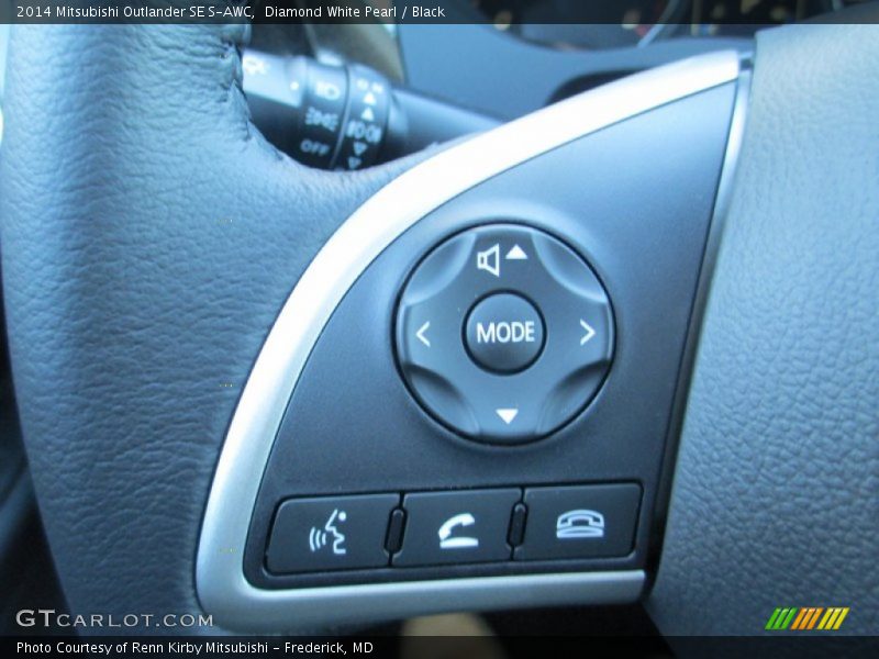 Diamond White Pearl / Black 2014 Mitsubishi Outlander SE S-AWC