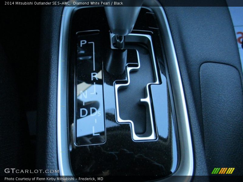 Diamond White Pearl / Black 2014 Mitsubishi Outlander SE S-AWC