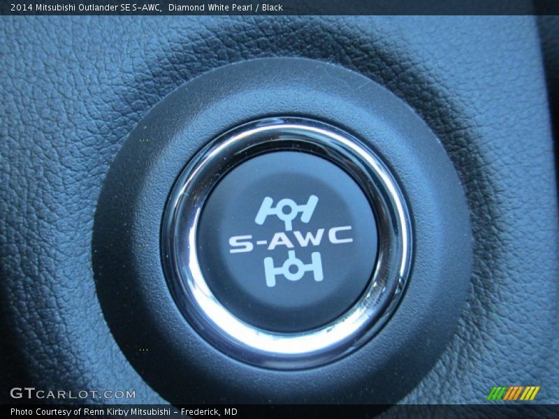 Diamond White Pearl / Black 2014 Mitsubishi Outlander SE S-AWC