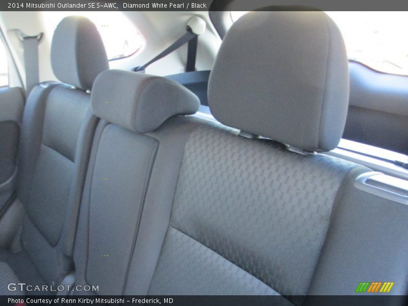 Diamond White Pearl / Black 2014 Mitsubishi Outlander SE S-AWC