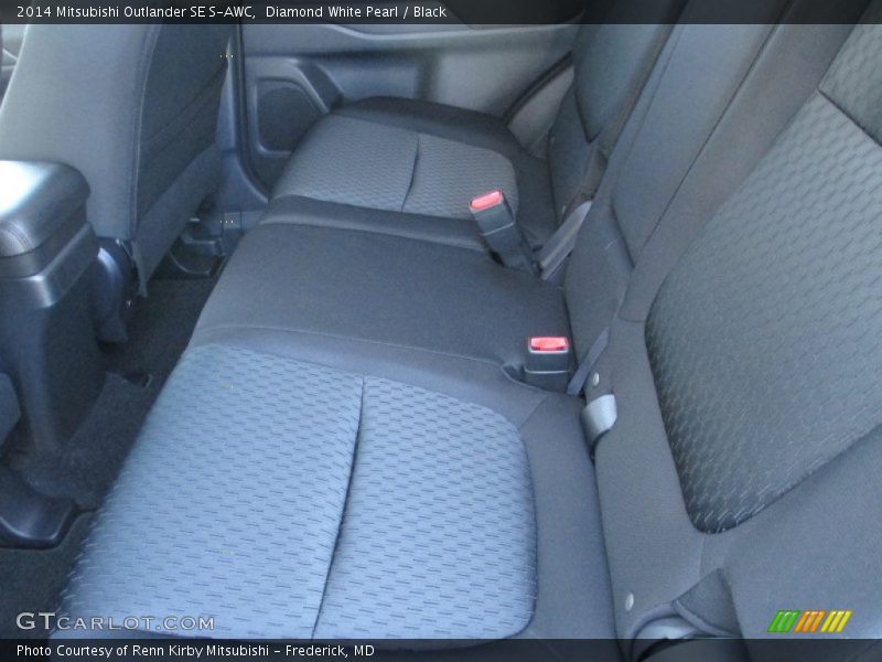 Diamond White Pearl / Black 2014 Mitsubishi Outlander SE S-AWC