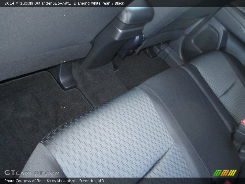 Diamond White Pearl / Black 2014 Mitsubishi Outlander SE S-AWC