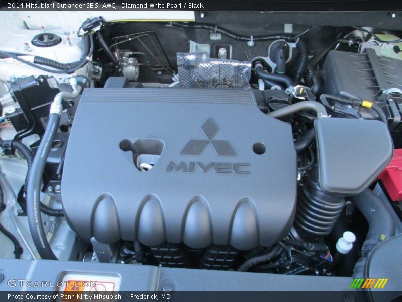 Diamond White Pearl / Black 2014 Mitsubishi Outlander SE S-AWC