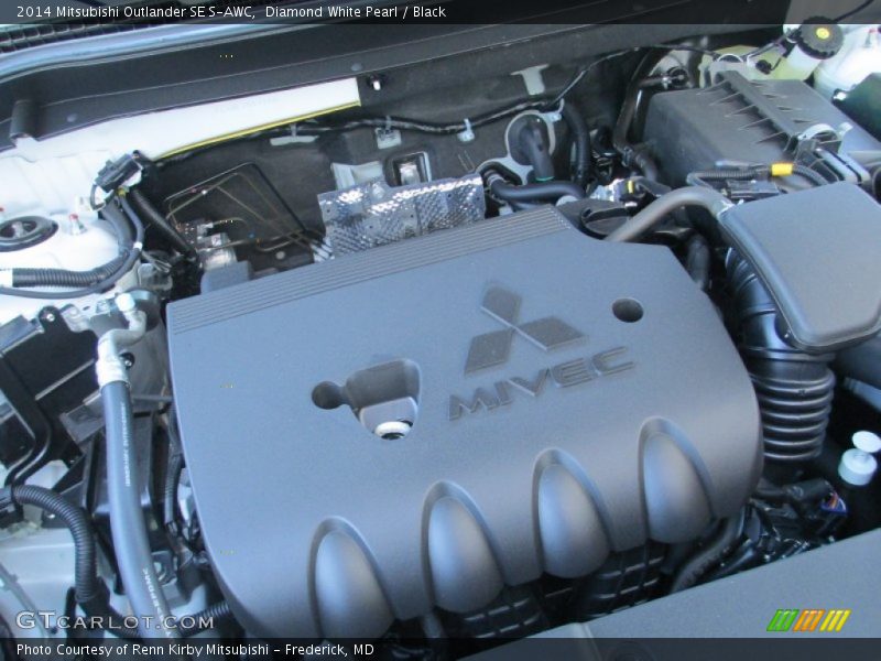 Diamond White Pearl / Black 2014 Mitsubishi Outlander SE S-AWC