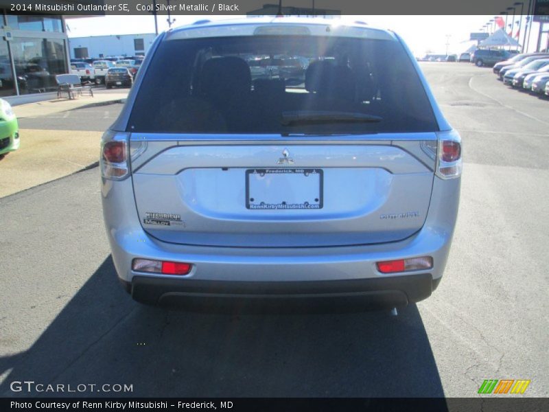 Cool Silver Metallic / Black 2014 Mitsubishi Outlander SE