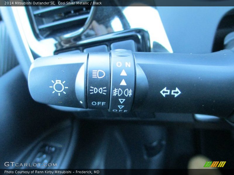 Cool Silver Metallic / Black 2014 Mitsubishi Outlander SE