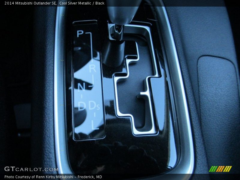 Cool Silver Metallic / Black 2014 Mitsubishi Outlander SE