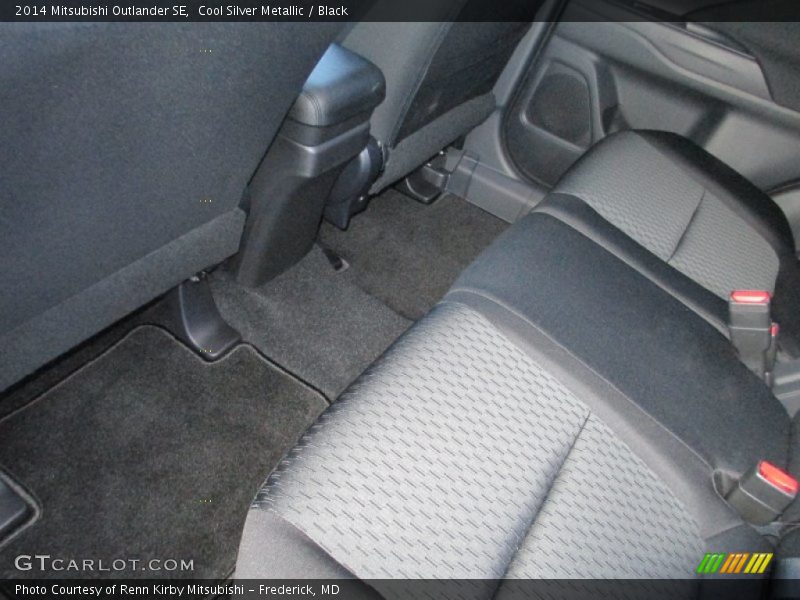 Cool Silver Metallic / Black 2014 Mitsubishi Outlander SE