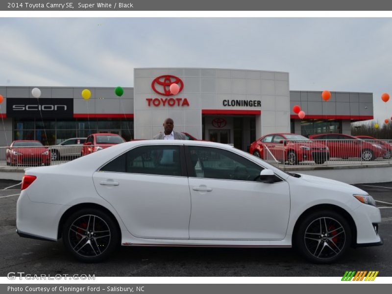 Super White / Black 2014 Toyota Camry SE
