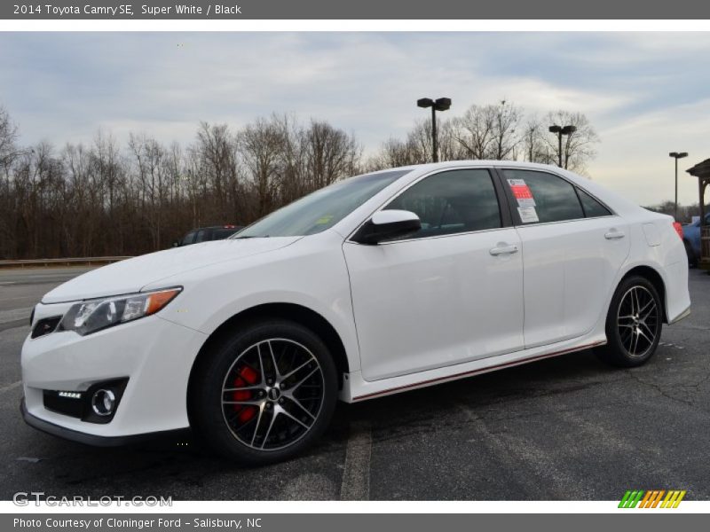 Super White / Black 2014 Toyota Camry SE