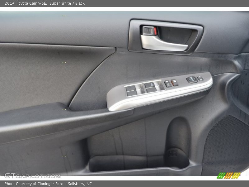 Super White / Black 2014 Toyota Camry SE