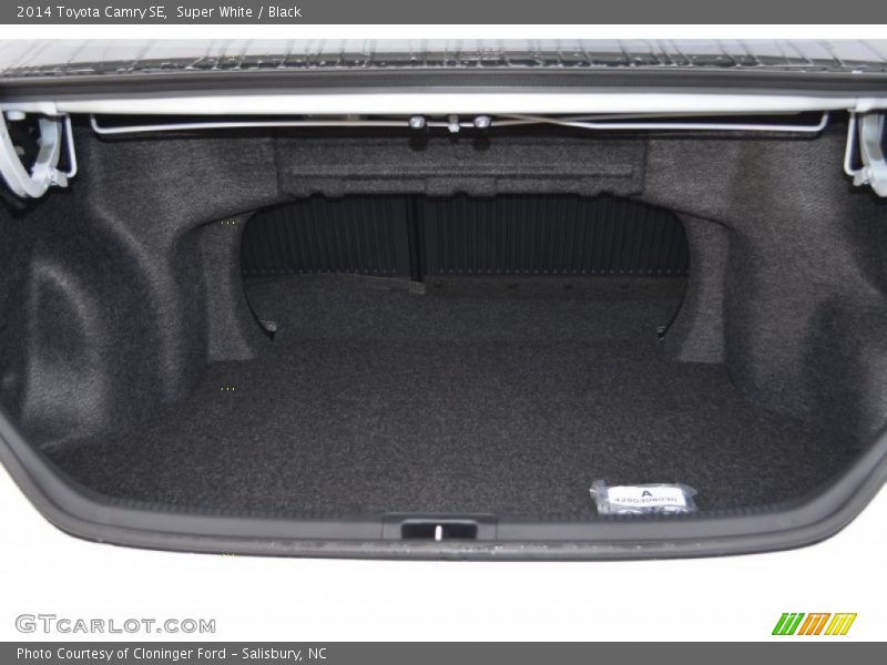 Super White / Black 2014 Toyota Camry SE