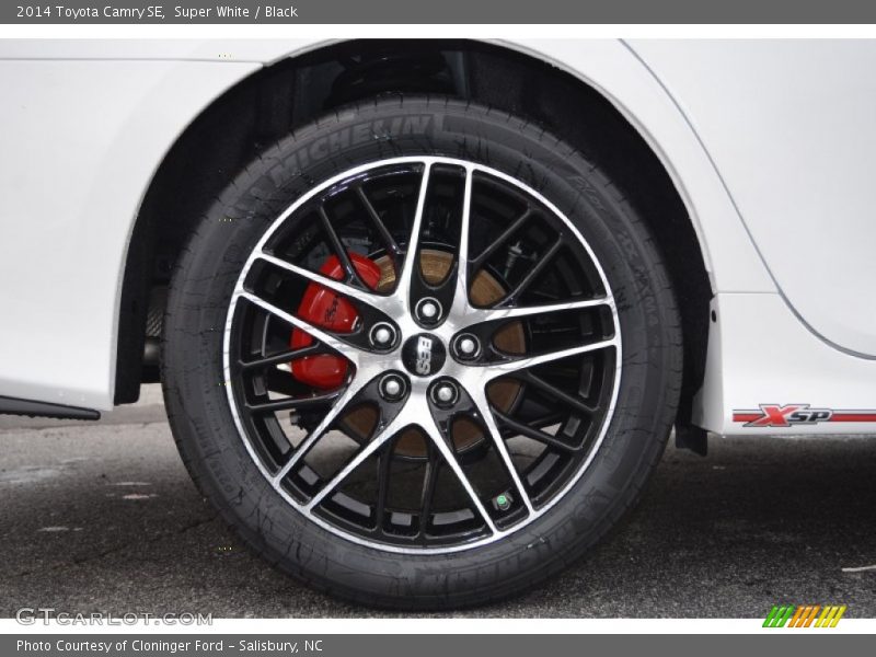 Super White / Black 2014 Toyota Camry SE