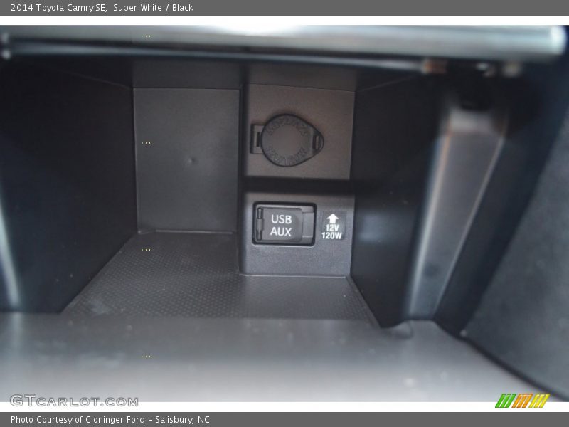 Super White / Black 2014 Toyota Camry SE