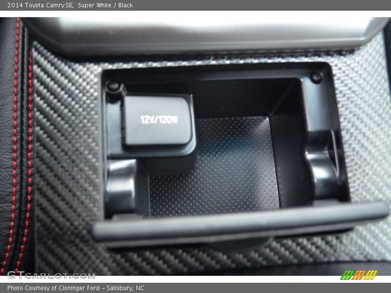 Super White / Black 2014 Toyota Camry SE