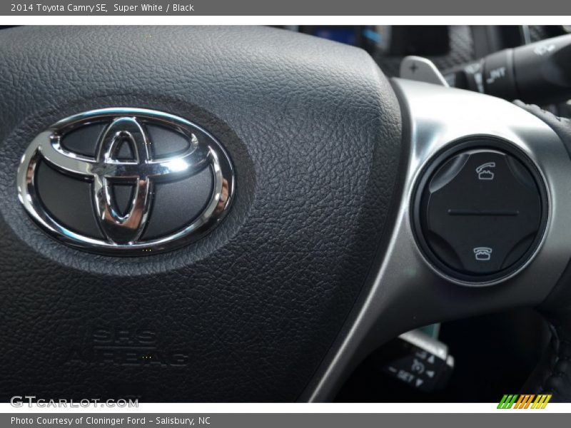 Super White / Black 2014 Toyota Camry SE