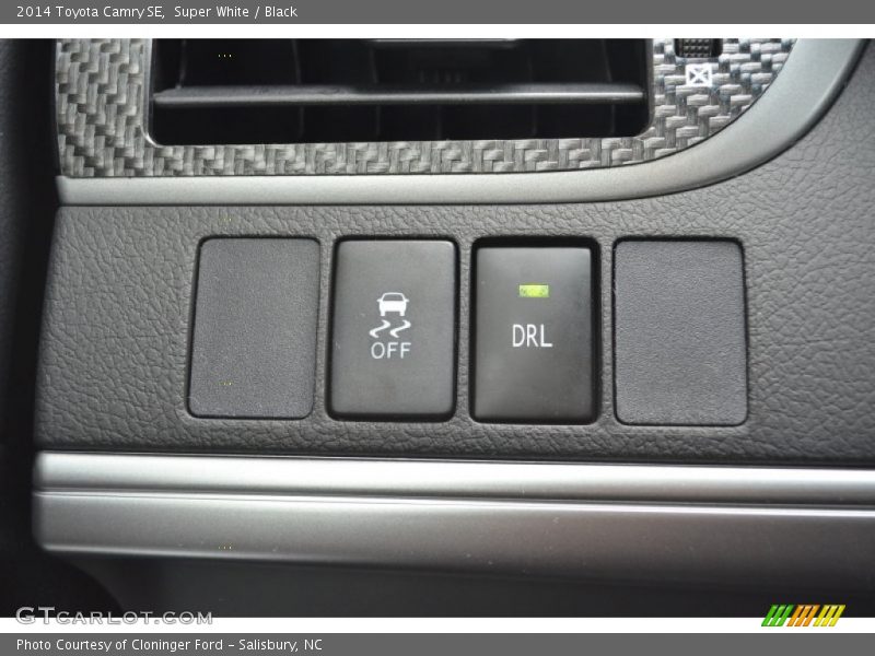 Super White / Black 2014 Toyota Camry SE