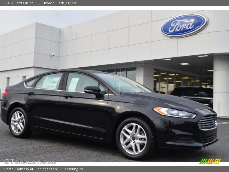 Front 3/4 View of 2014 Fusion SE
