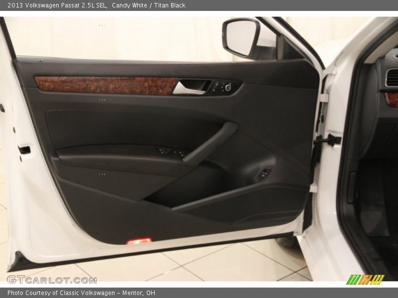Candy White / Titan Black 2013 Volkswagen Passat 2.5L SEL