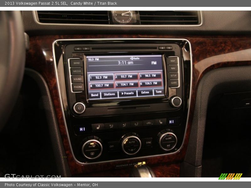 Candy White / Titan Black 2013 Volkswagen Passat 2.5L SEL