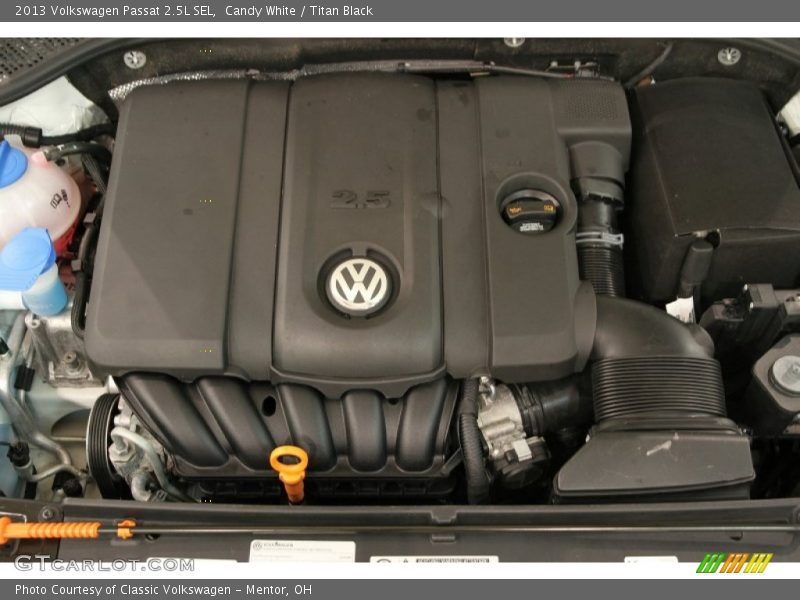 Candy White / Titan Black 2013 Volkswagen Passat 2.5L SEL