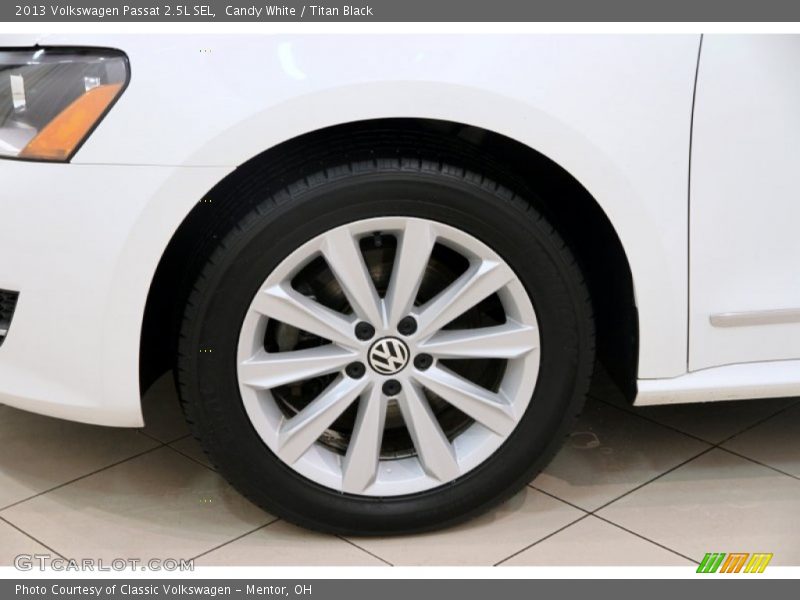 Candy White / Titan Black 2013 Volkswagen Passat 2.5L SEL