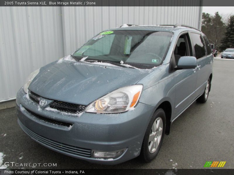 Front 3/4 View of 2005 Sienna XLE