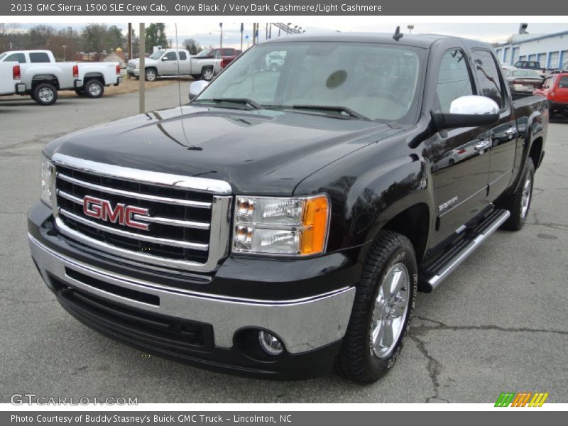 Front 3/4 View of 2013 Sierra 1500 SLE Crew Cab