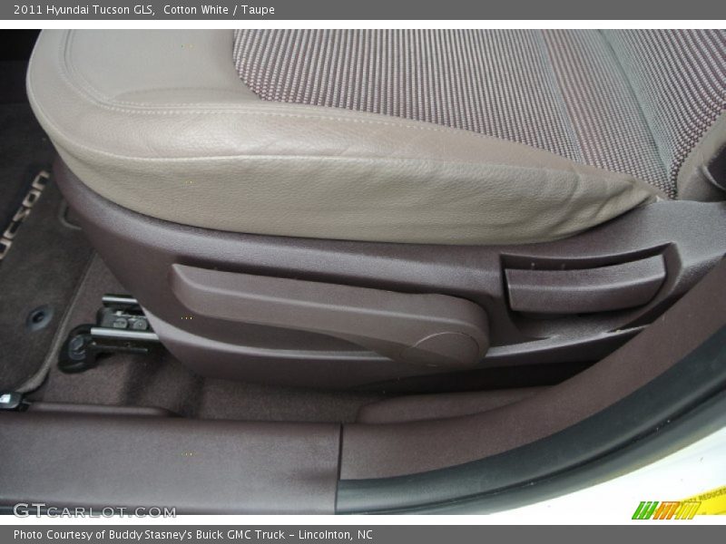Cotton White / Taupe 2011 Hyundai Tucson GLS