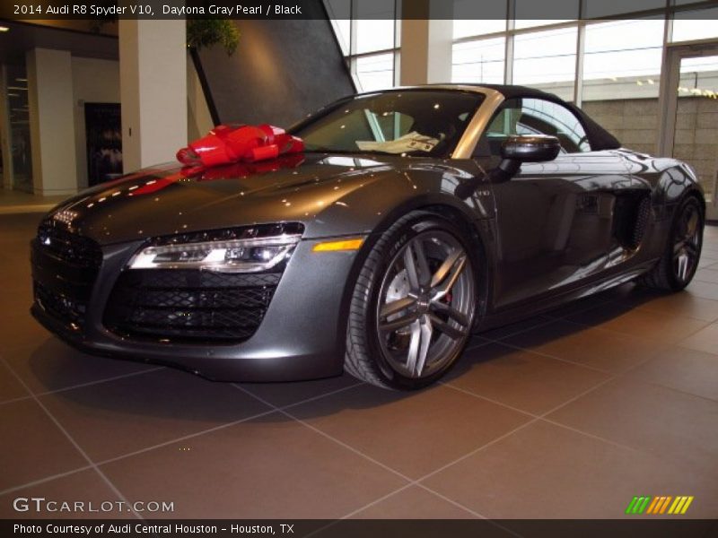 Front 3/4 View of 2014 R8 Spyder V10