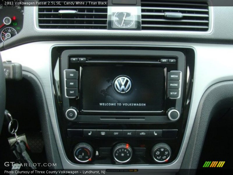 Candy White / Titan Black 2013 Volkswagen Passat 2.5L SE