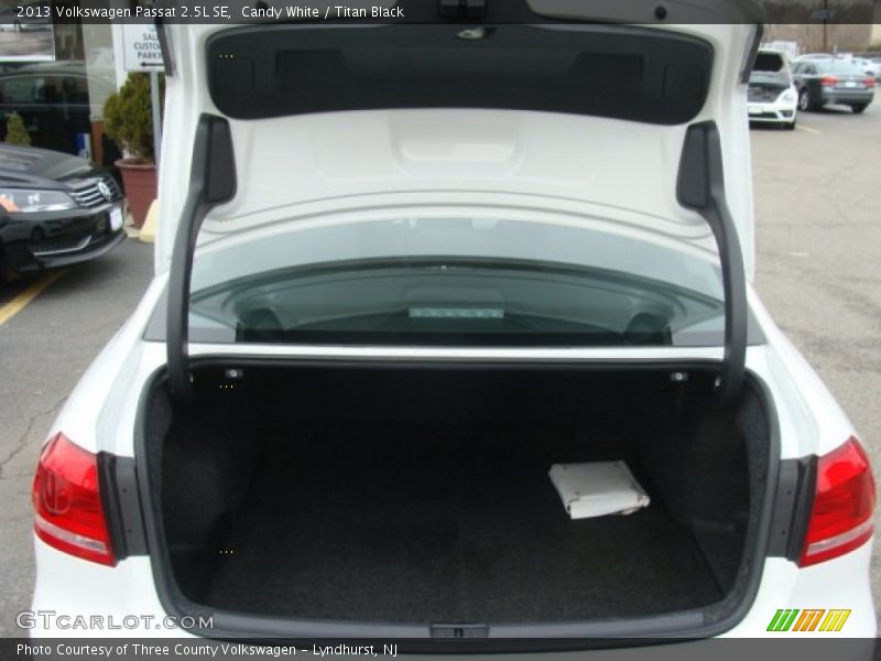Candy White / Titan Black 2013 Volkswagen Passat 2.5L SE
