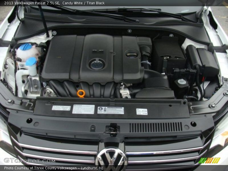 Candy White / Titan Black 2013 Volkswagen Passat 2.5L SE