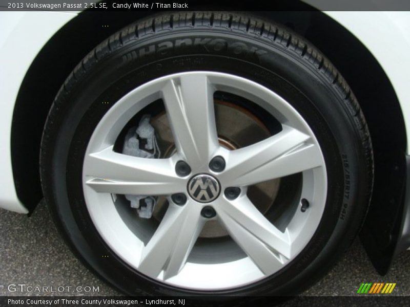 Candy White / Titan Black 2013 Volkswagen Passat 2.5L SE