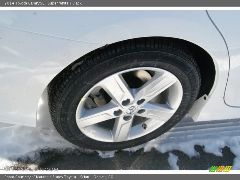 Super White / Black 2014 Toyota Camry SE