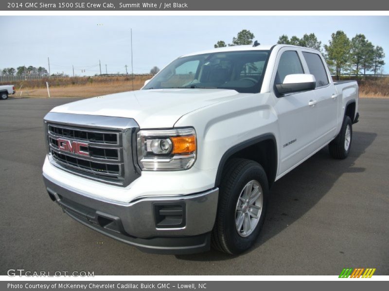 Front 3/4 View of 2014 Sierra 1500 SLE Crew Cab