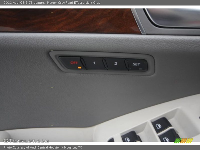 Meteor Grey Pearl Effect / Light Gray 2011 Audi Q5 2.0T quattro