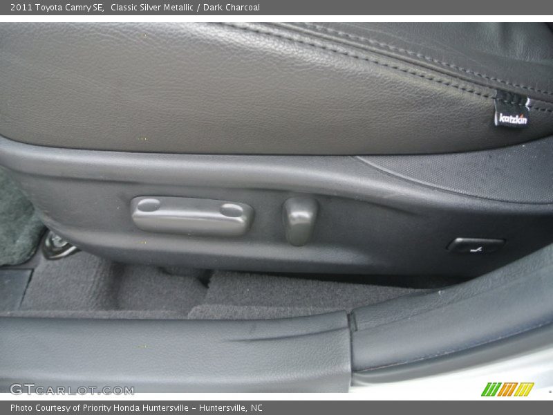 Classic Silver Metallic / Dark Charcoal 2011 Toyota Camry SE