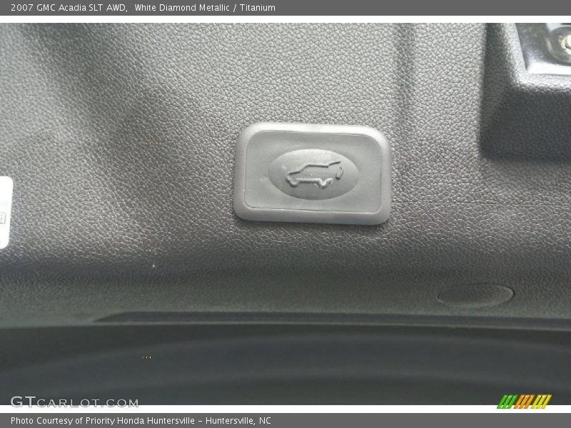 White Diamond Metallic / Titanium 2007 GMC Acadia SLT AWD