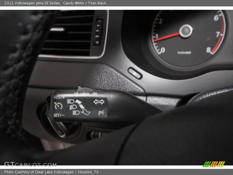 Candy White / Titan Black 2011 Volkswagen Jetta SE Sedan