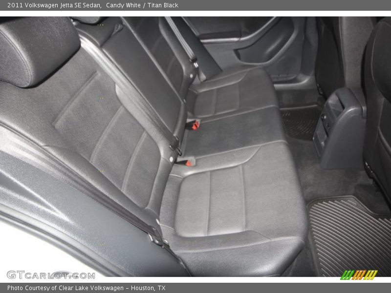 Candy White / Titan Black 2011 Volkswagen Jetta SE Sedan