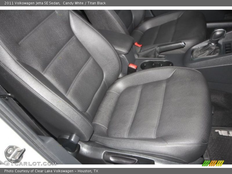 Candy White / Titan Black 2011 Volkswagen Jetta SE Sedan