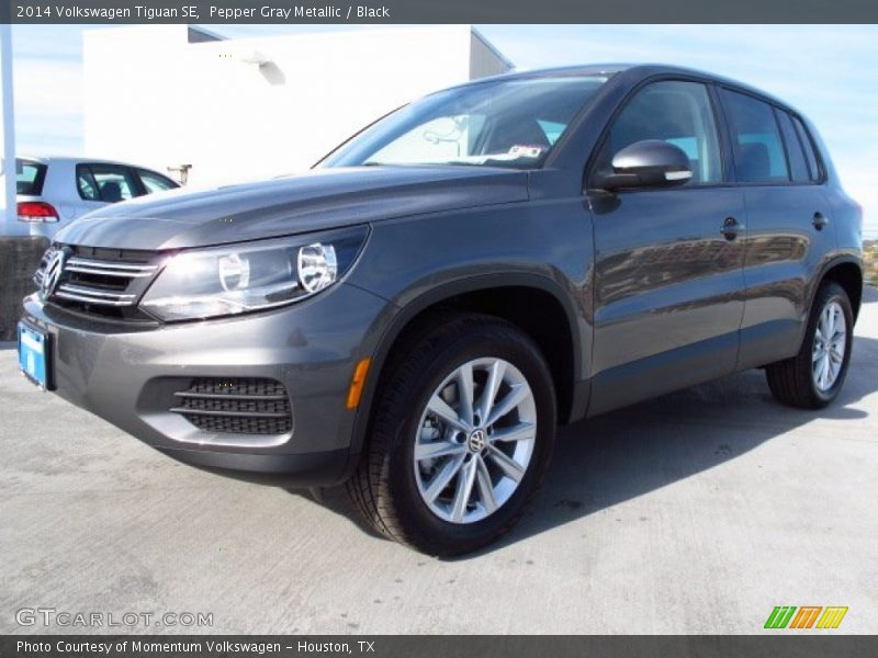Pepper Gray Metallic / Black 2014 Volkswagen Tiguan SE