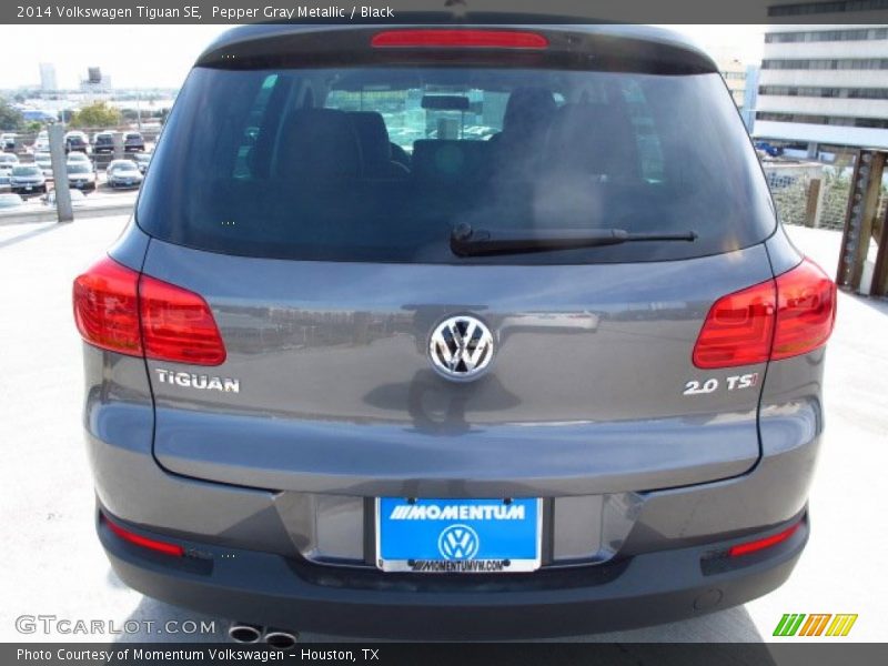 Pepper Gray Metallic / Black 2014 Volkswagen Tiguan SE
