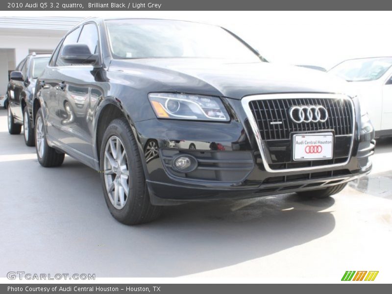 Brilliant Black / Light Grey 2010 Audi Q5 3.2 quattro