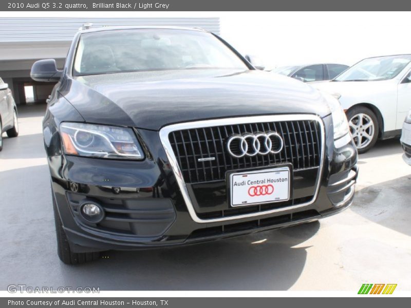 Brilliant Black / Light Grey 2010 Audi Q5 3.2 quattro