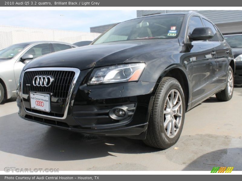 Brilliant Black / Light Grey 2010 Audi Q5 3.2 quattro